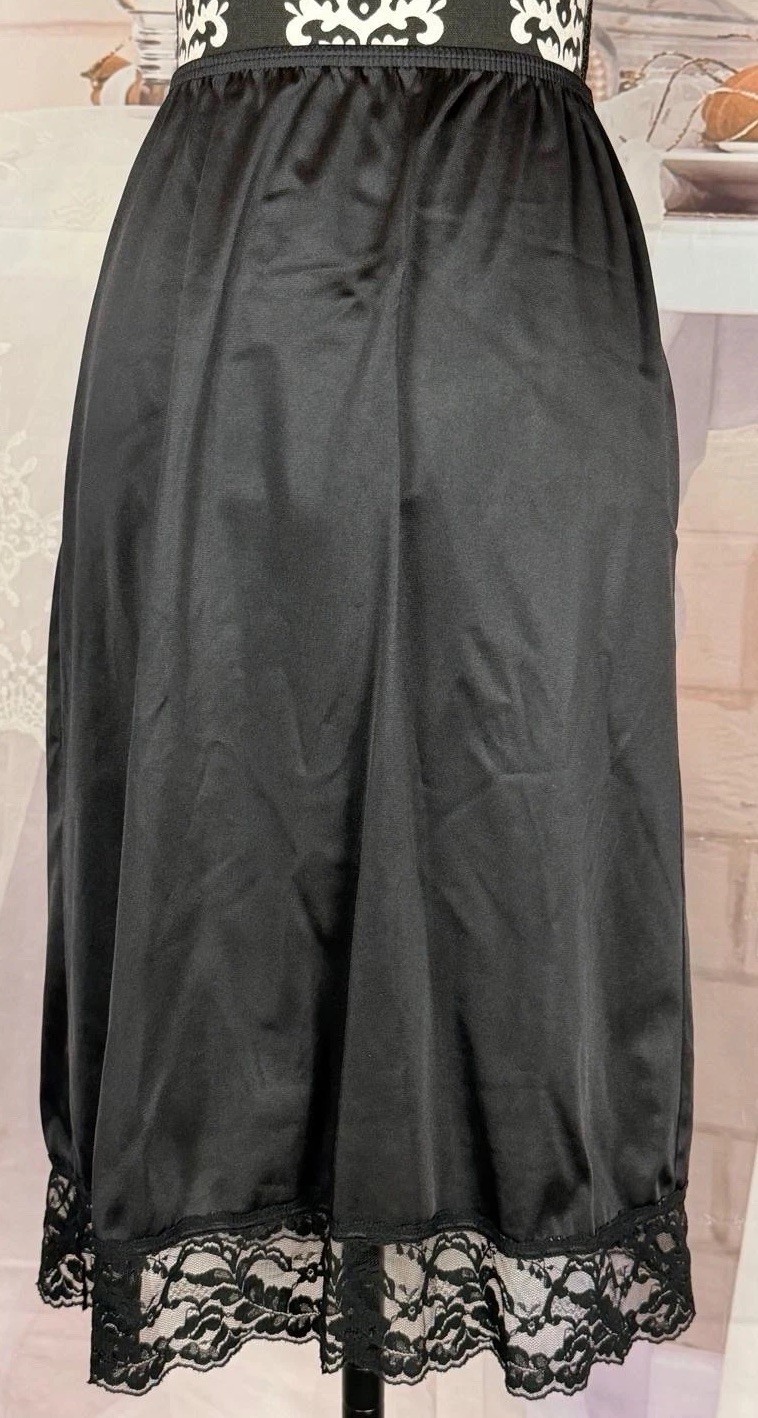 VTG 90’s Vassarette Black Elastic Waist Wide Laced Hem Nylon Half Slip M / 28”