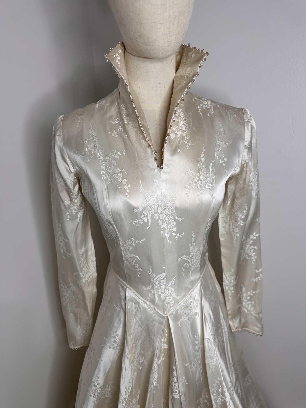 Vintage 1950s Sz 6 – 8 Edwardian Revival Satin Long Sleeves Wedding Dress Collar