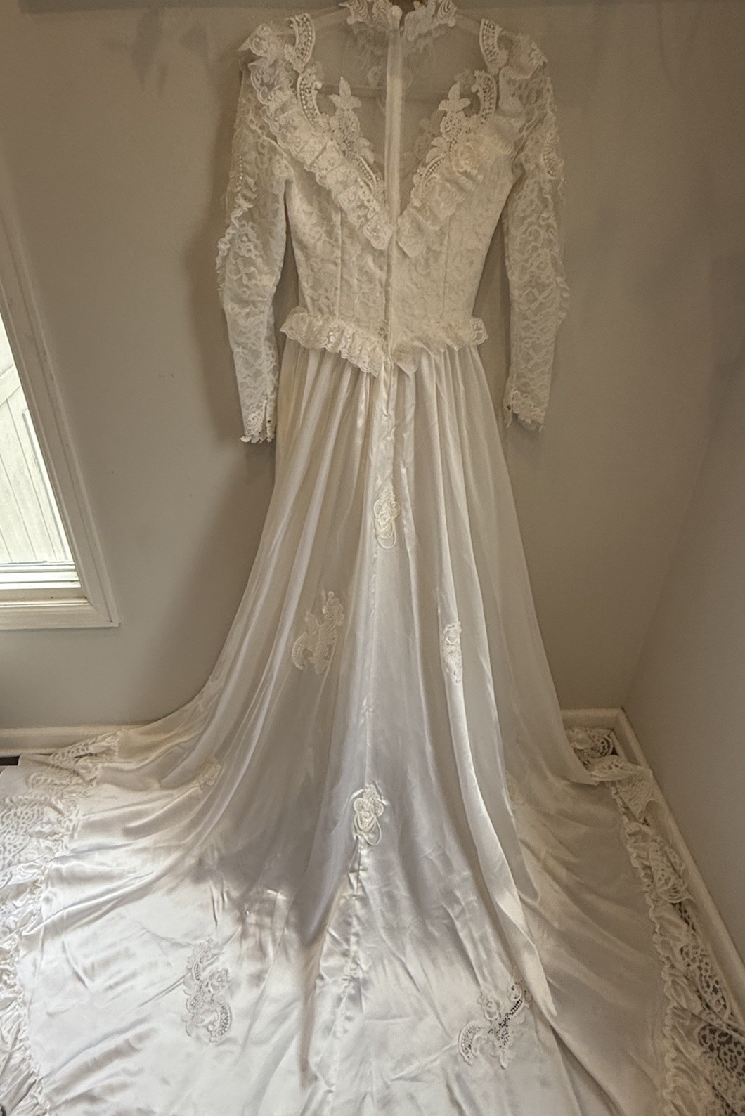 Vintage Bridal Gown Wedding Dress – White- Lace- Beautiful Detailing Medium 6-8