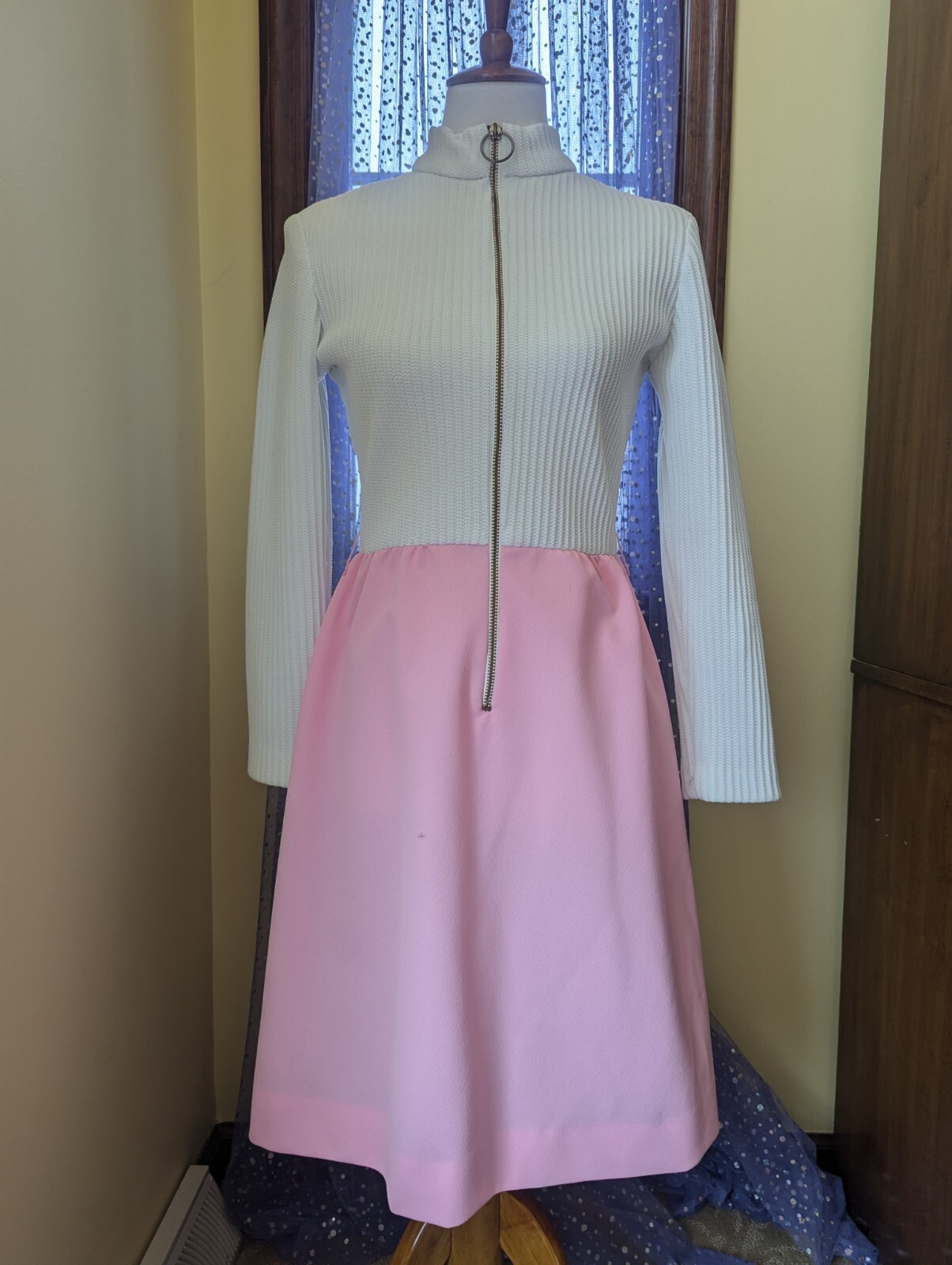 Vintage 60’s Mod Pink Polyester White Knit Ring Zip Up Front Dress Size Small