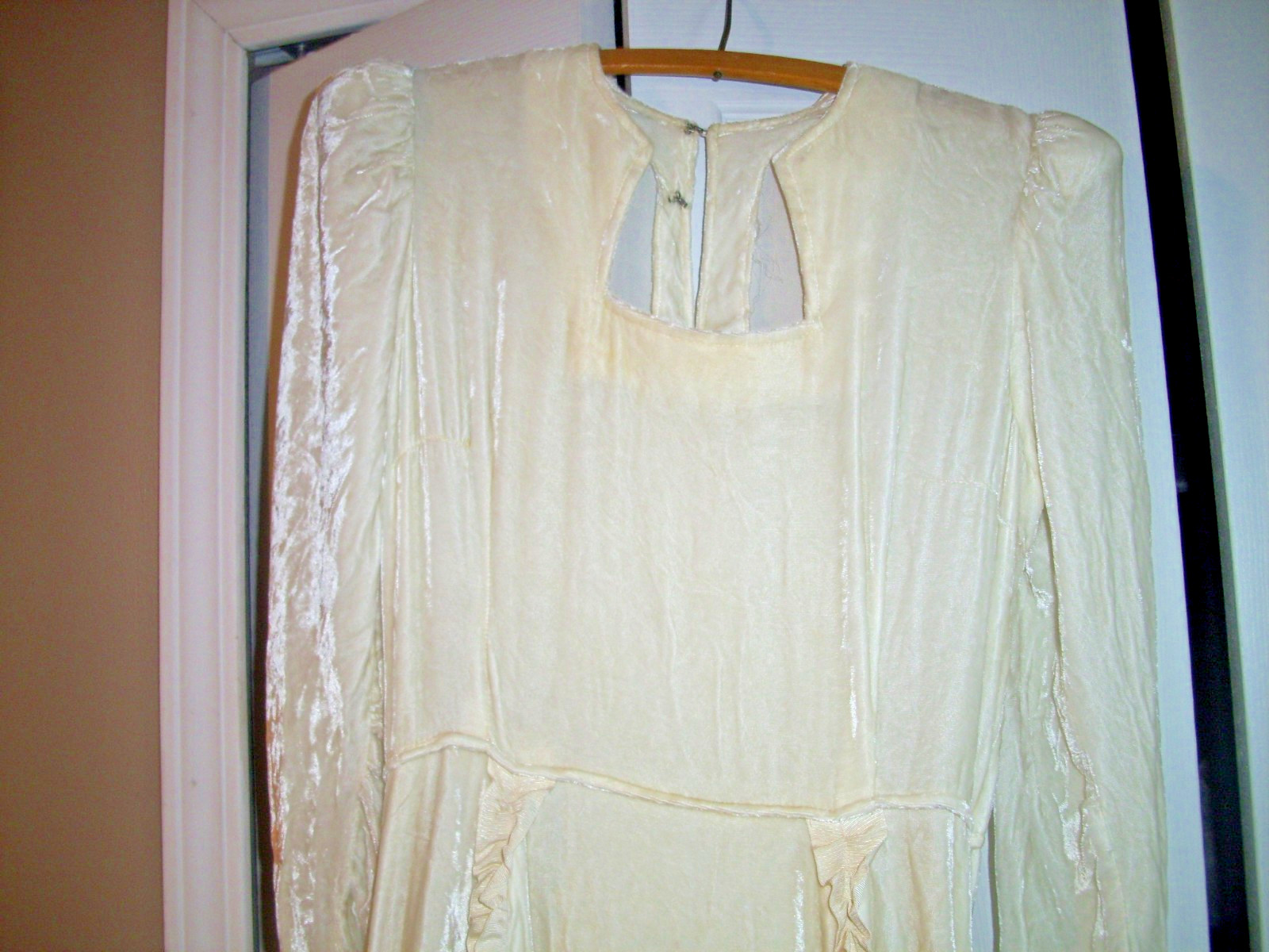 Vintage 1940’s Off White Crushed Velvet Wedding Gown Long Sleeves Side Zipper Sm