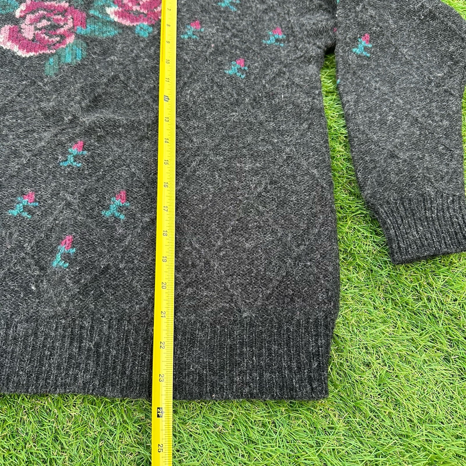 VTG Rose Flowers Woolrich Women’s Dark Gray Knit 100% Wool Pullover Sweater – L
