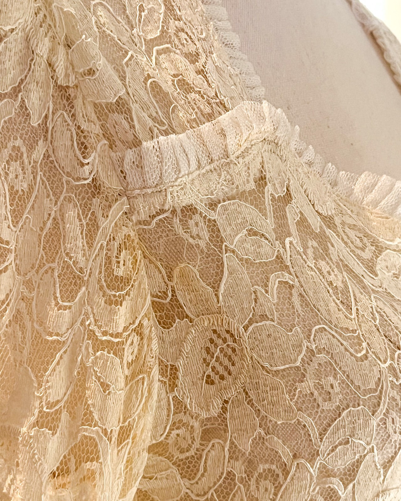 Rare 1930s Sheer Chantilly Lace Wedding Dress Gown – Long Catherdral 2.5m Train