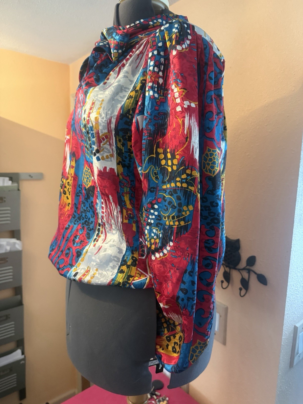 This Beautiful Da-Rue Vintage 80s Blouse Multi Colored Size 12/14 bow at neck