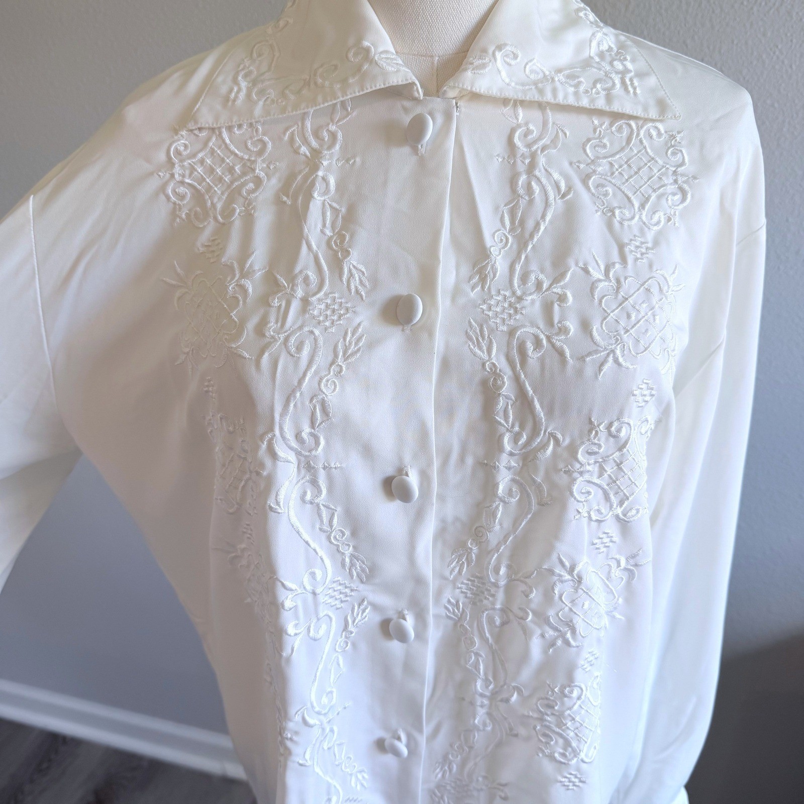 Tess Vintage White Embroidered Button Up Blouse Long Sleeve Cottagecore Size M