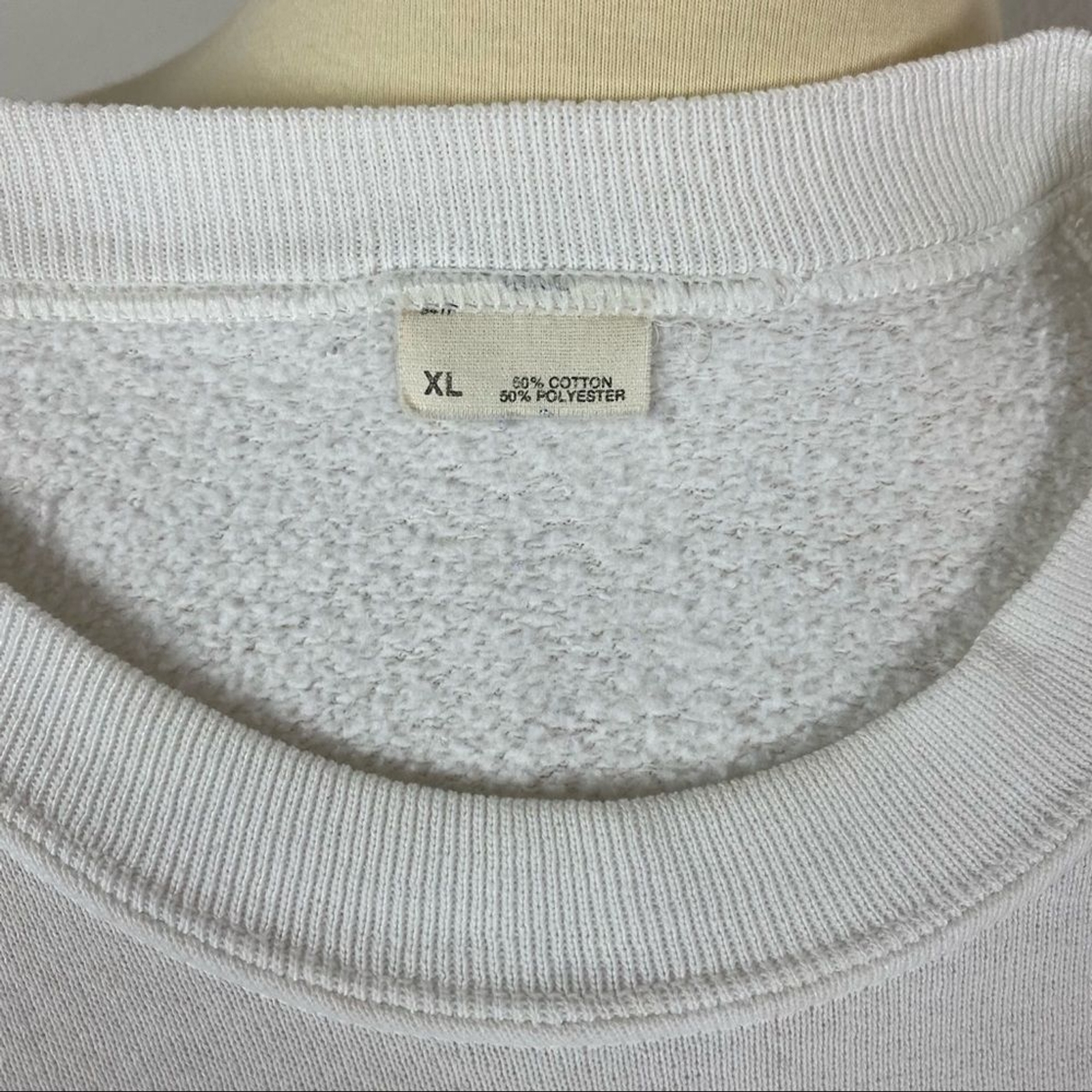 VTG (XL) Crewneck Sweatshirt – White Southwestern Bull Skull Unique Yellow Hip