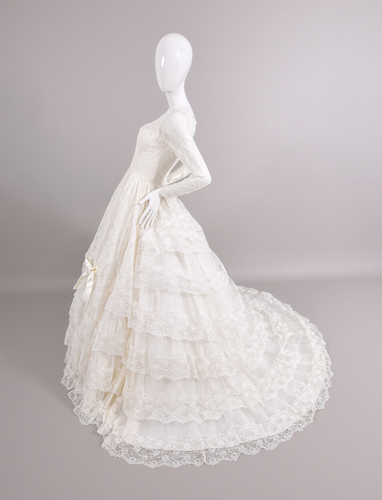 1950s Cupcake Tiered Venetian Lace Wedding Dress W/Rosettes & Trailing Train 2/4