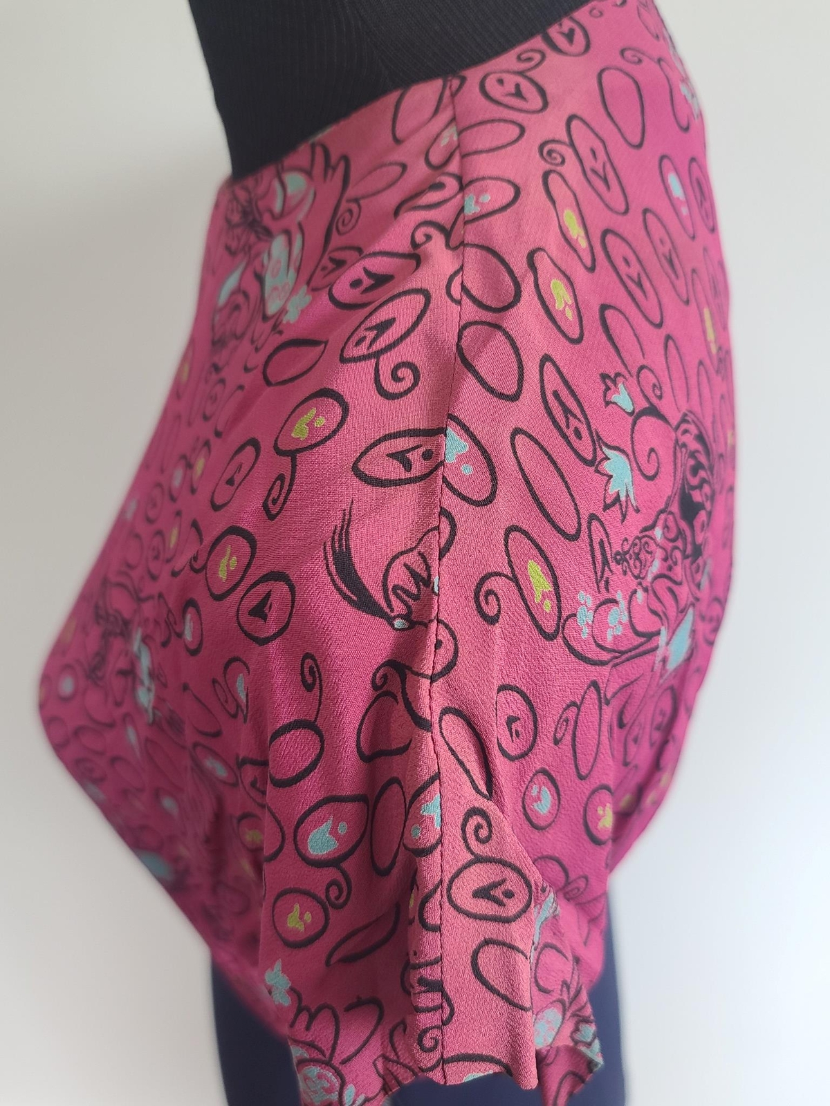 Vintage 1940s Genie Deer Animal Novelty Print Dress Pink Blue Rayon (Waist 27″)