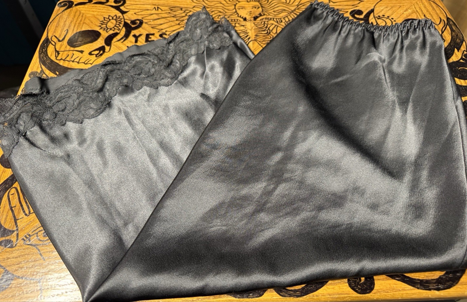 VINTAGE BARBIZON HALF SLIP WITH LACE . BLACK. 30 LENGTH 21 ACROSS WAIST