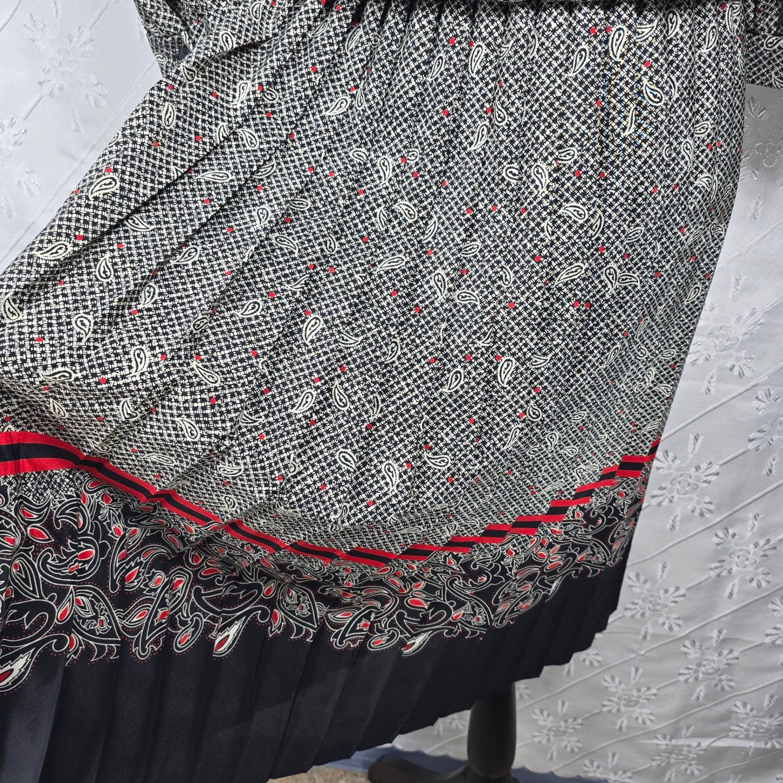 VLP Petites Vintage 80s Paisley Pleated Midi Dress Black Red White Size 4 USA