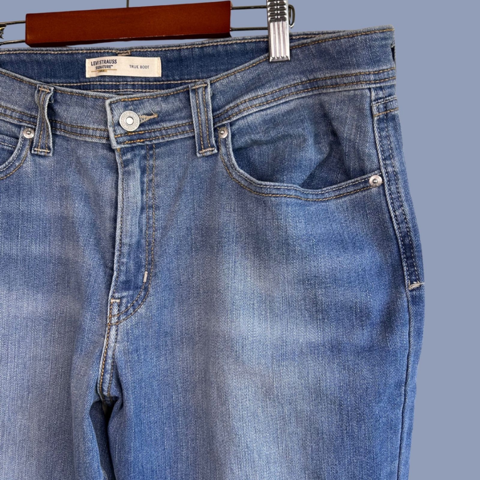 Vintage Y2K Levi’s Signature Gold True Boot Jeans