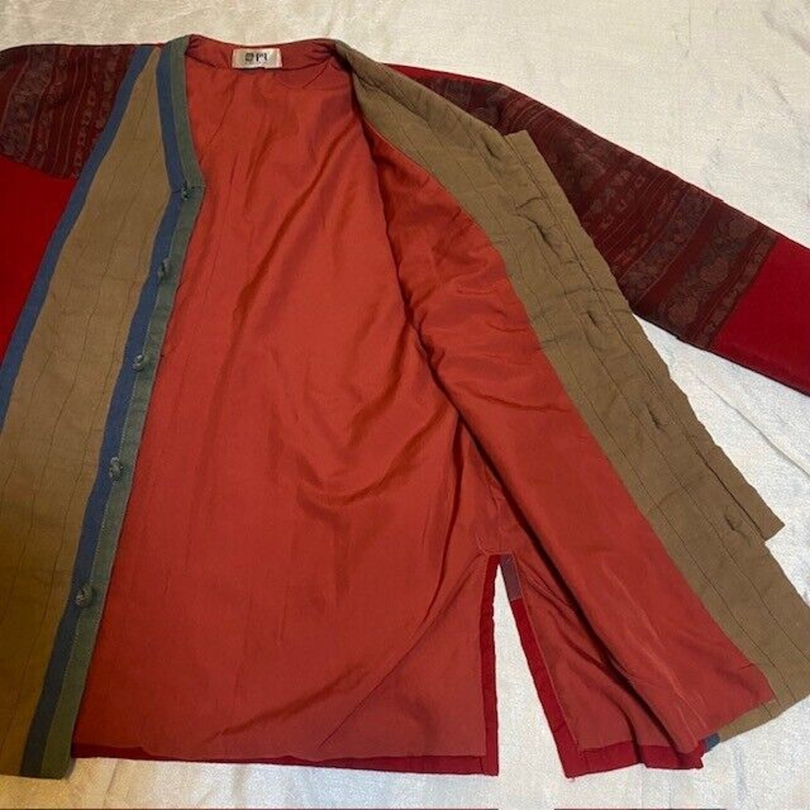 Quilted Womens Medium Blanket Jacket Coat Wood Buttons Red Multicolor Vneck