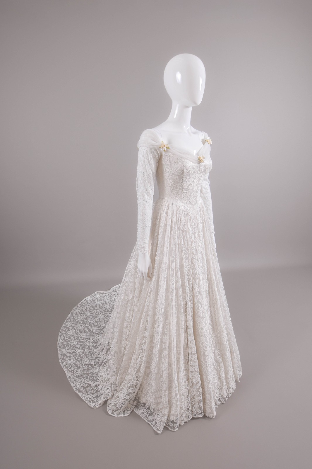 1950s Reimagined Lace Wedding Dress w/Silk Flowers and Trailing Train size 4/6