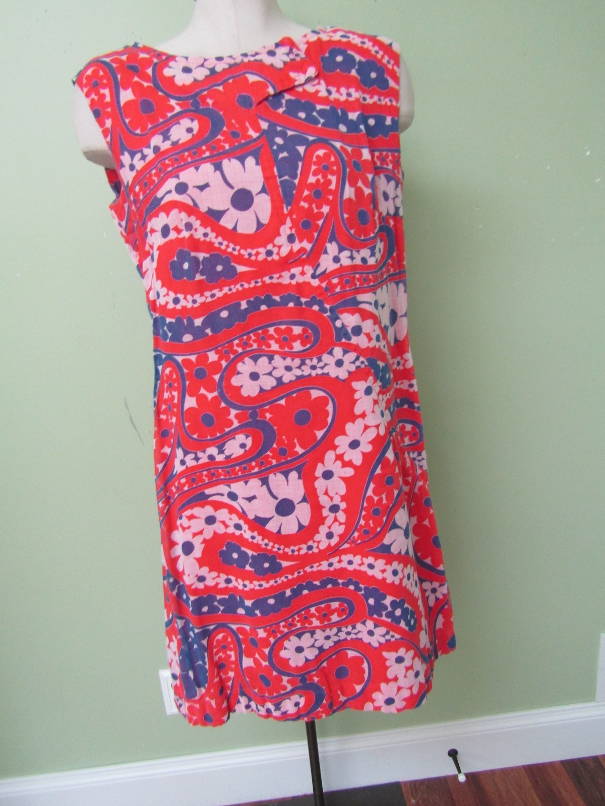 VINTAGE 4 TH OF JULY 60’S-70’S RED WHITE & BLUE SWIRL SEAM PRINT DRESS /38″ BUST
