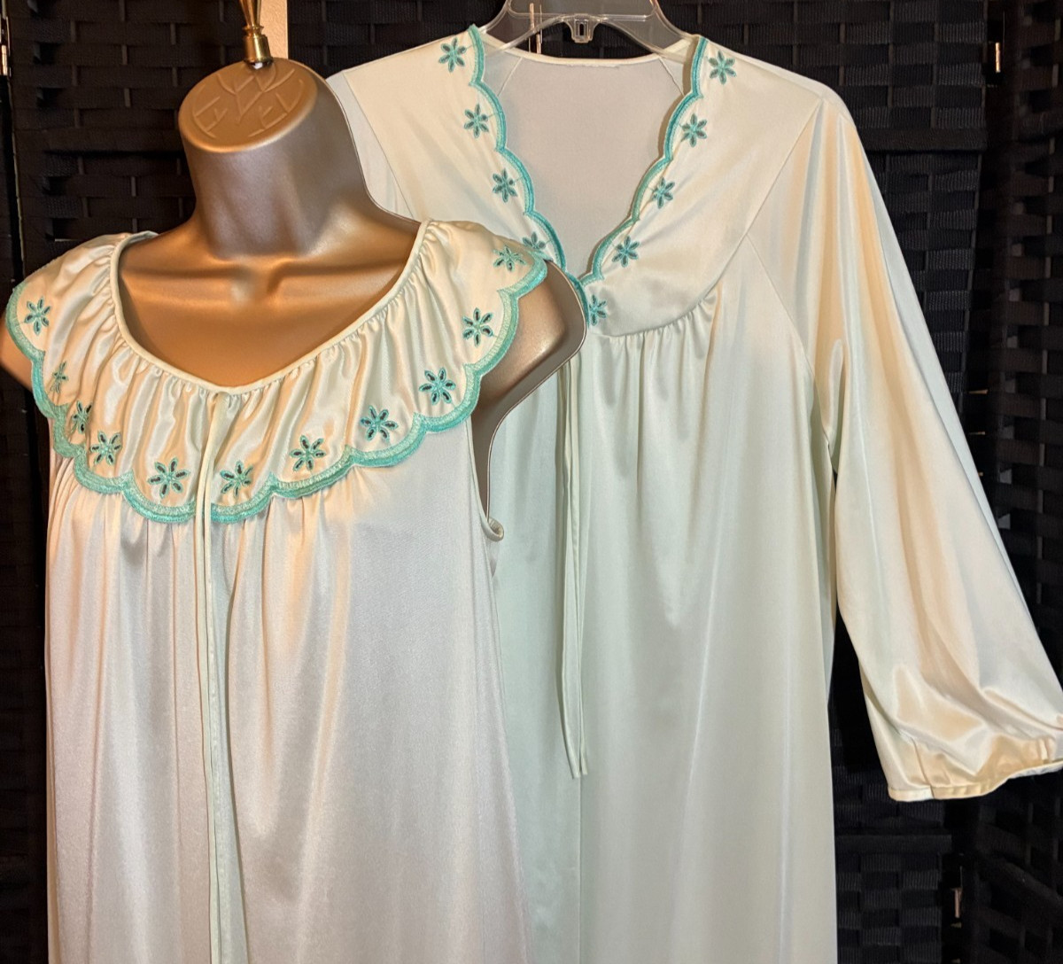 Vintage JCPenney MINT GREEN PEIGNOIR Medium ROBE & GOWN Nylon Long Embroidered