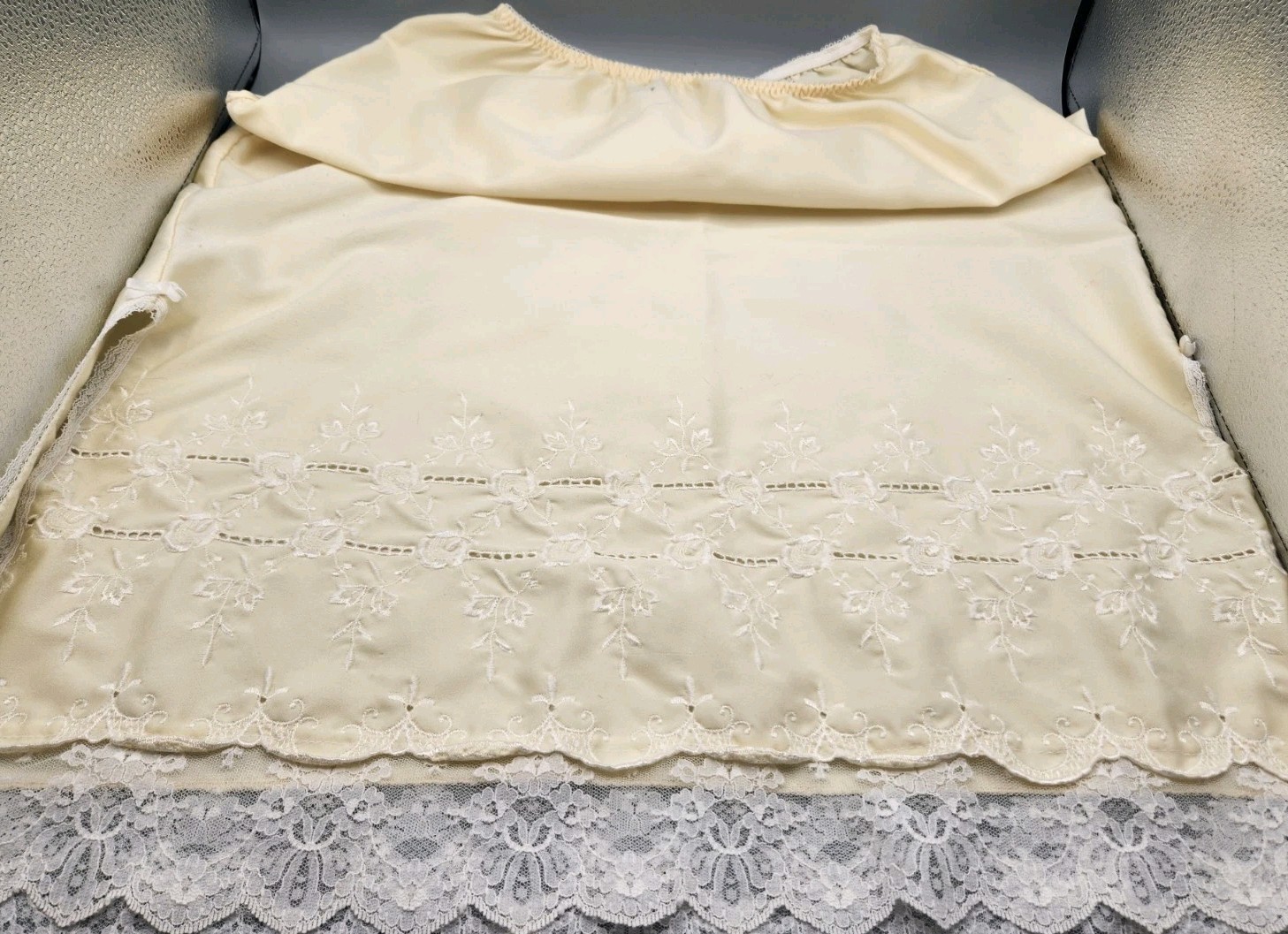 Vtg Victoria Secrets Jewels By SLT Half Slip Size Sm Embroidery Lace 27inch