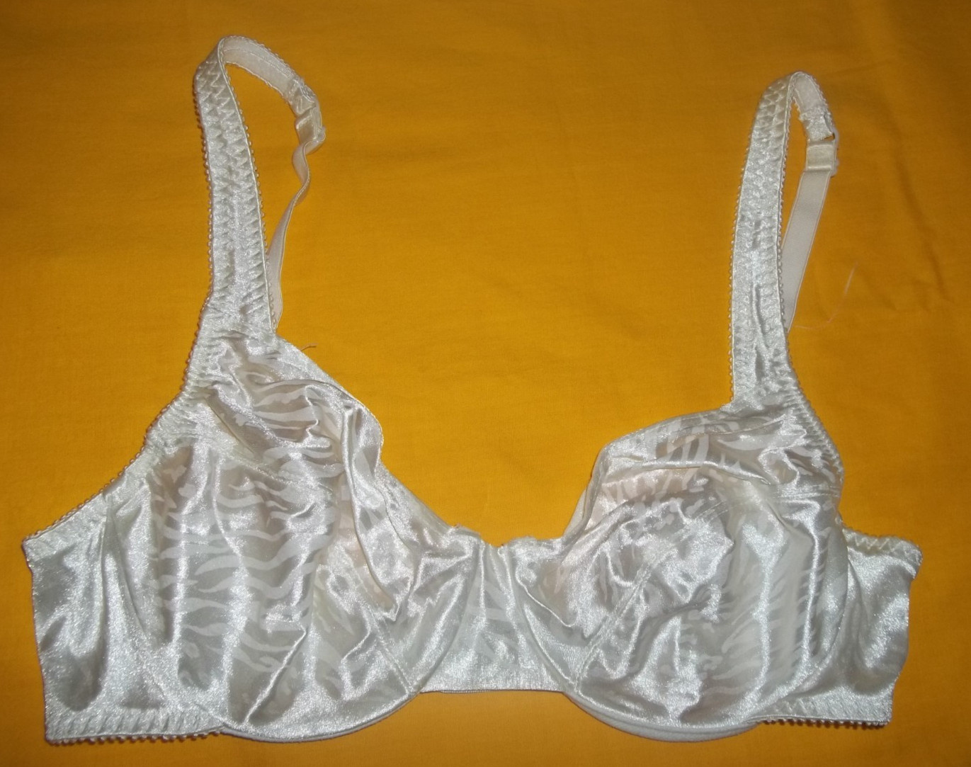 Vassarette 75-440 Shiny Second Skin Liquid Satin Animal Print UW Bra 34C 75440