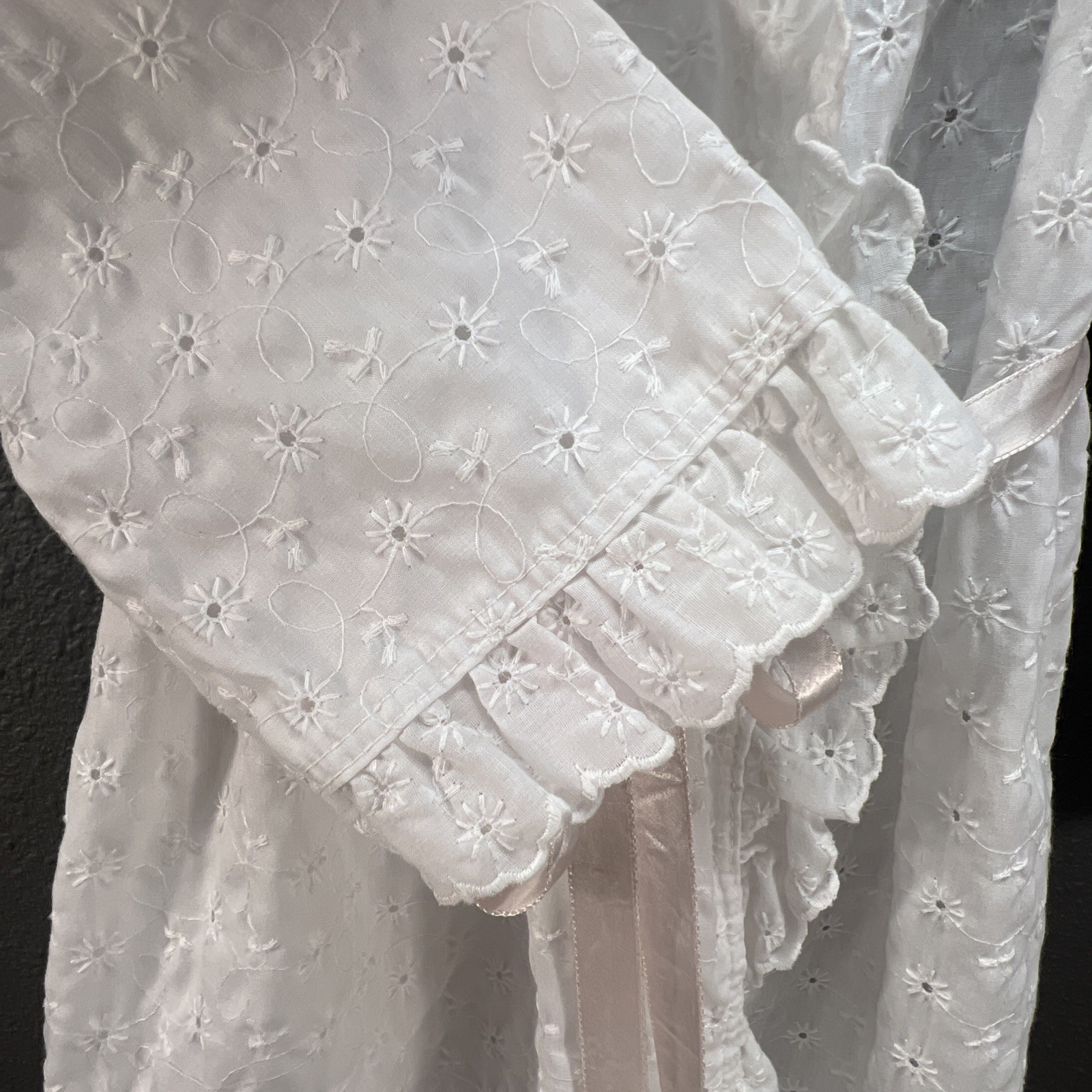 Night Flowers Vtg eyelet Tie Robe Women’s S Ruffled Collar Long Granny Core USA