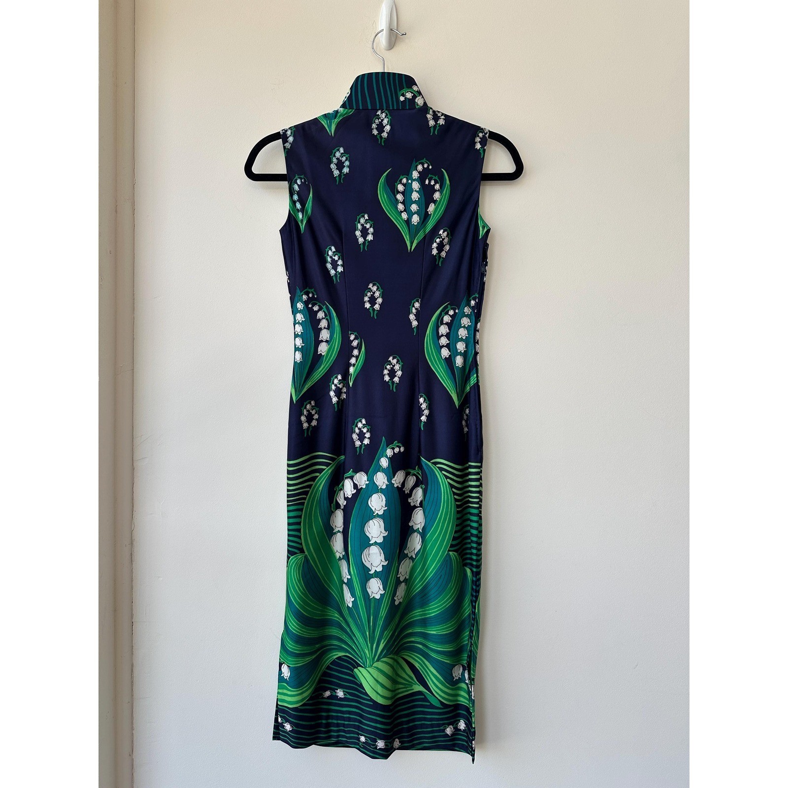 Vintage 1960s early 70s Navy Blue Lily of the Valley Sleeveless Cheongsam