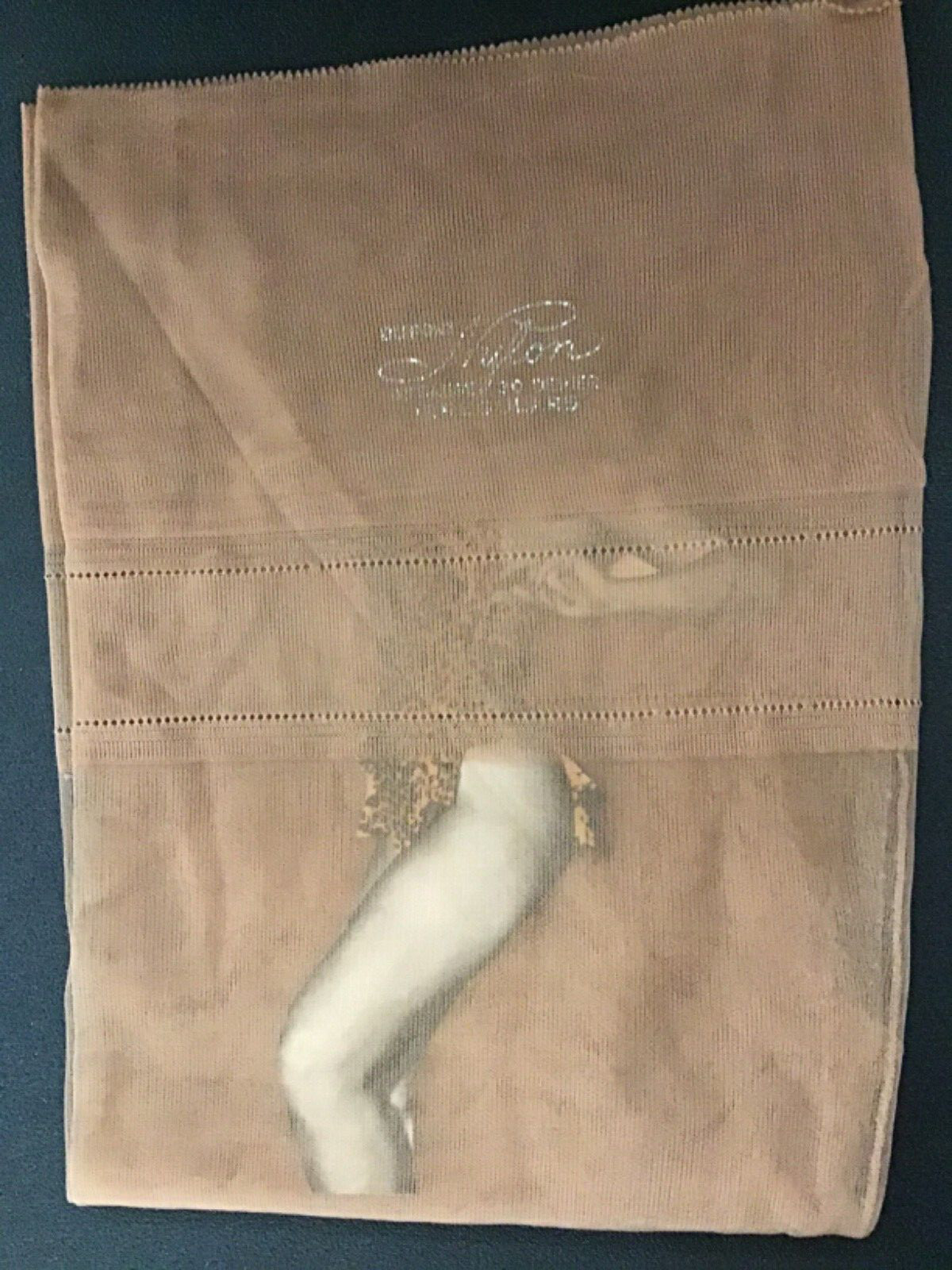 1 PR NOS VTG FLAT KNIT DUPONT SEAMEDFFFCUBANHEEL 31”-10”foot 40G/30D BEIGE