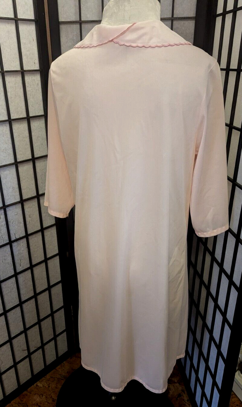 Vintage Deena of California M Peignoir Robe pink nylon Embroidered collar button