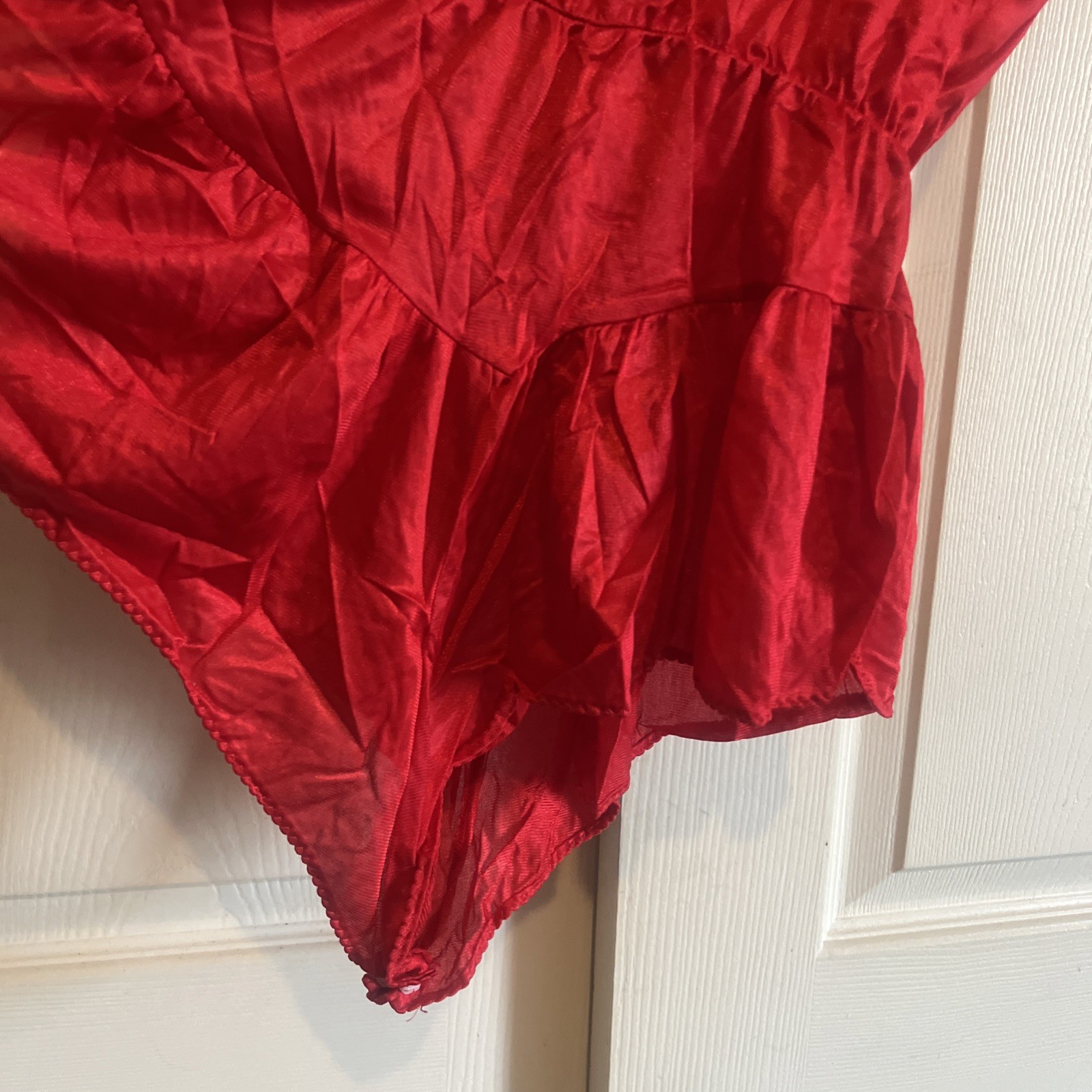 Woman’s FeatherBed NYRed Nightie Nylon Removable feather Side split Vtg Sz Sm