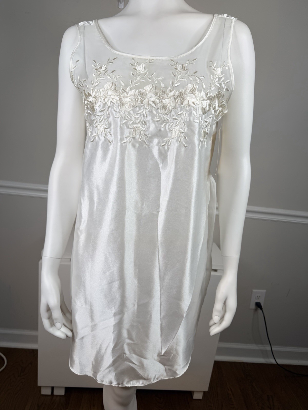 VTG NWT Dentelle floral Night Gown Medium bridal Lace Bodice Sheer Netting satin