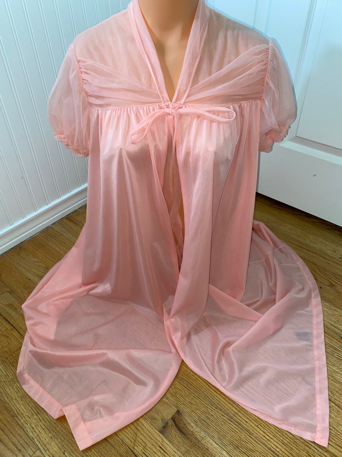 GOTHAM ~ VTG 60s ~ SILKY SHORT ROBE/PEIGNOIR ~ Peachy Pink ~ ALL NYLON ~ USA ~ M