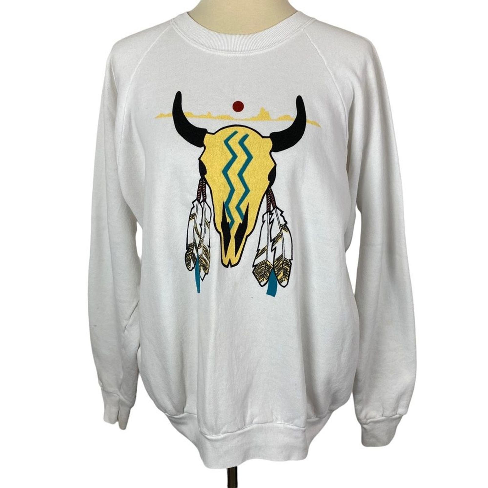 VTG (XL) Crewneck Sweatshirt – White Southwestern Bull Skull Unique Yellow Hip