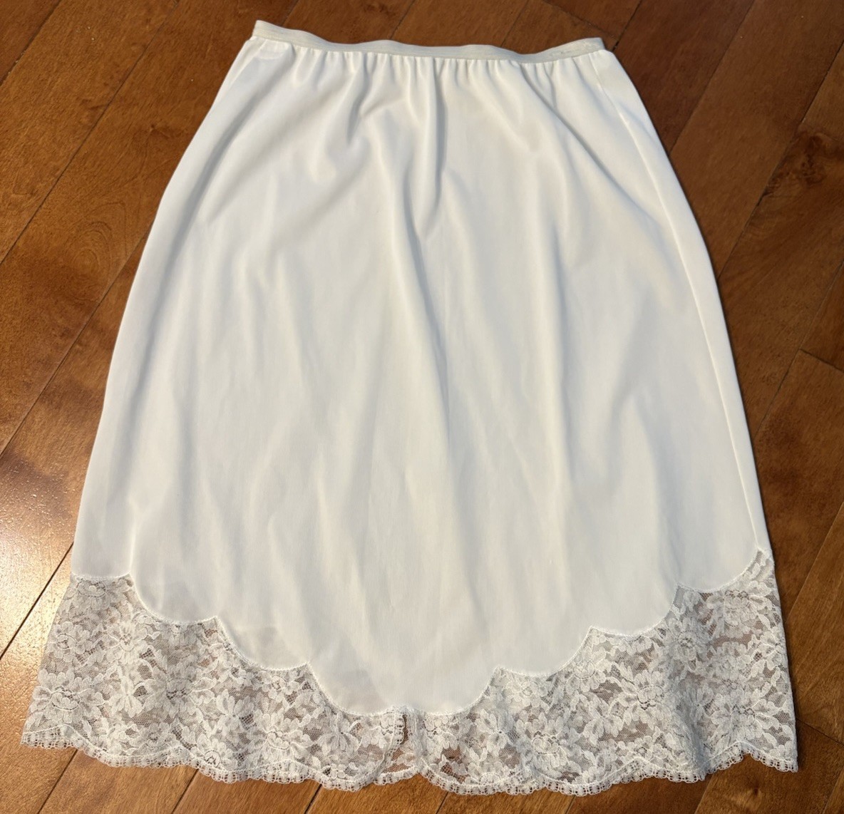 Vanity Fair~Vintage Scalloped Lace Trim Tricot Nylon Tricot Nylon~Size Small
