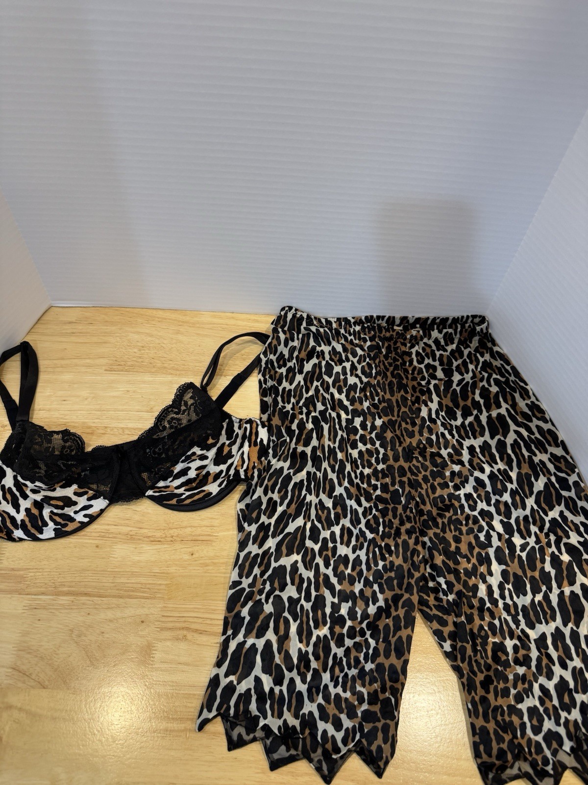 Vintage VANITY FAIR Leopard PETTIPANTS Size 4 & Bra Size 36C Nylon Lingerie Set