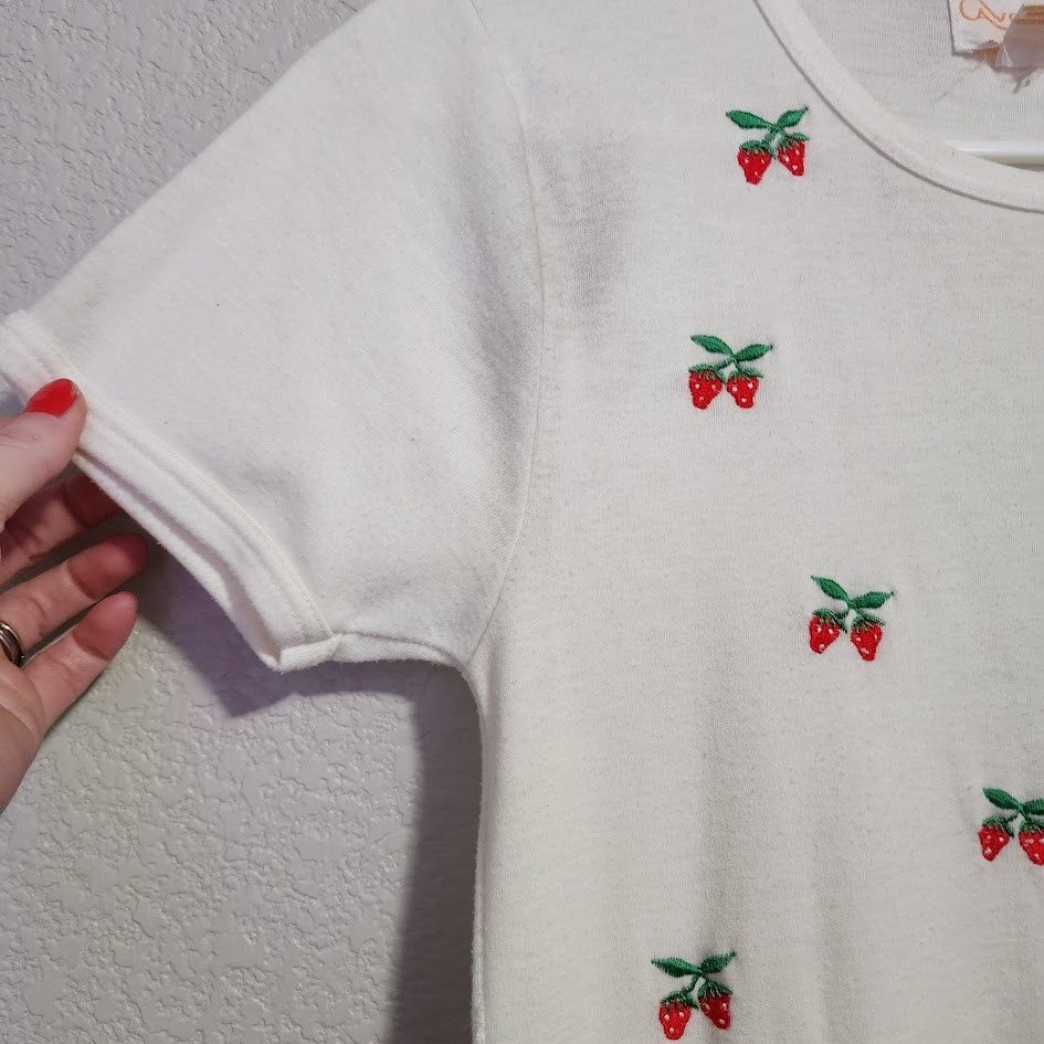 AVANTIQUE VINTAGE 80’s strawberry embroidered fruit graphic baby tee white S