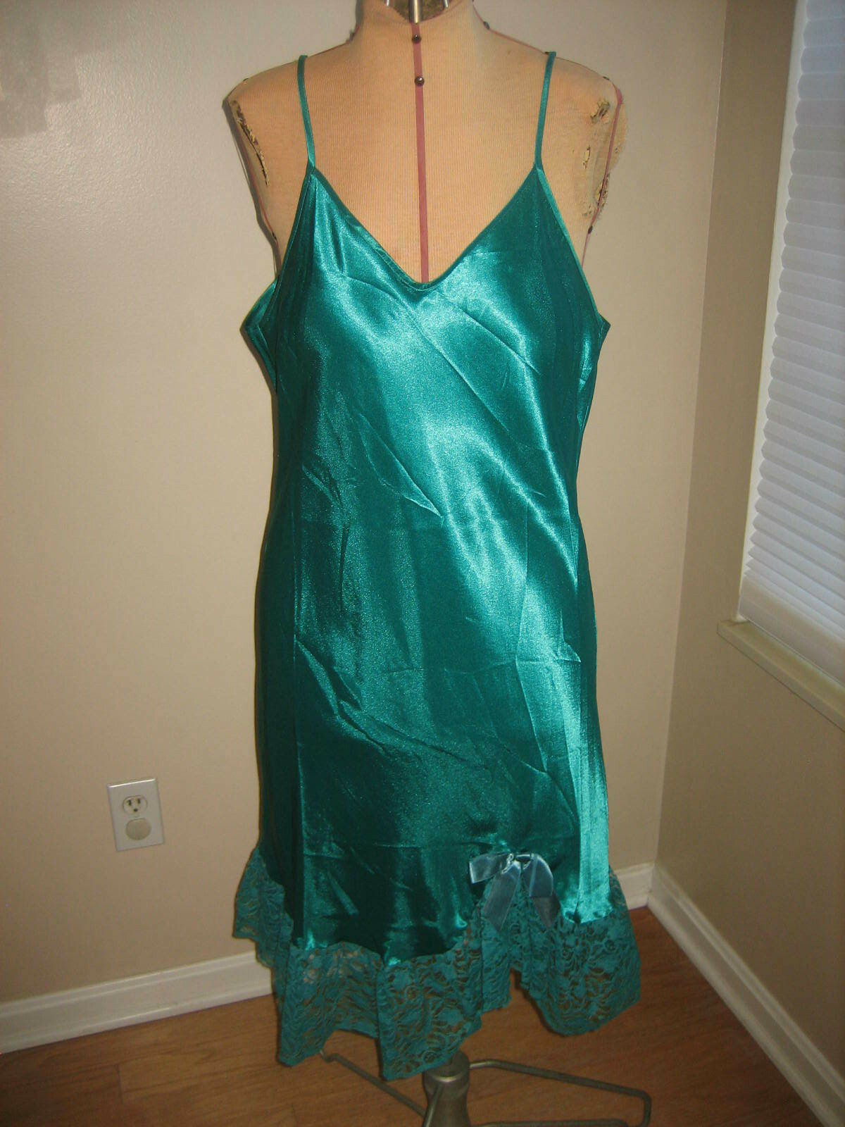 INTIMATE MOMENTS Polyester Satin Strap Night Gown, Wide Lace Hem Size 18 20