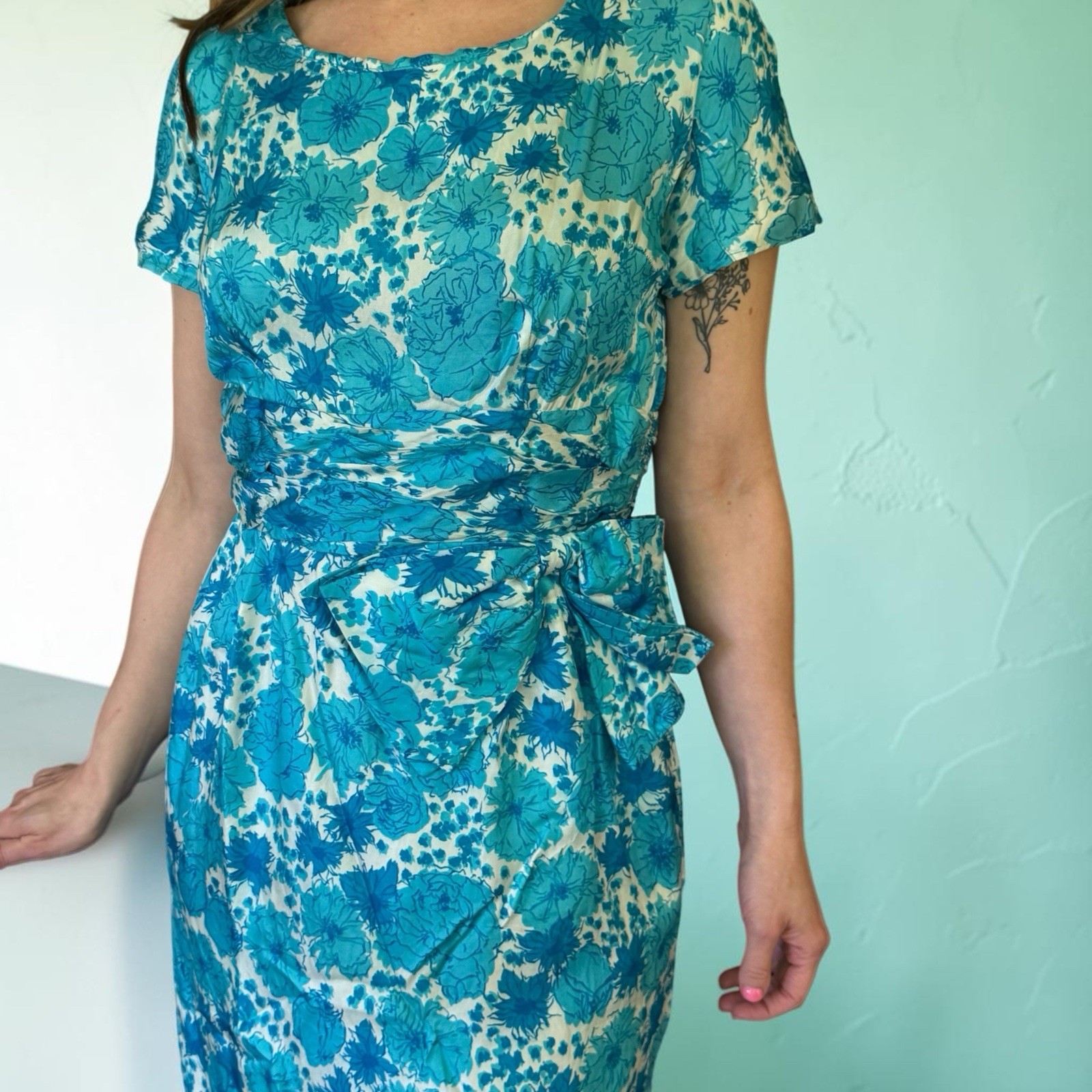 1950s Original Floral Sheath Dress Turquoise/White Bow Waist Size 6 34″-26″