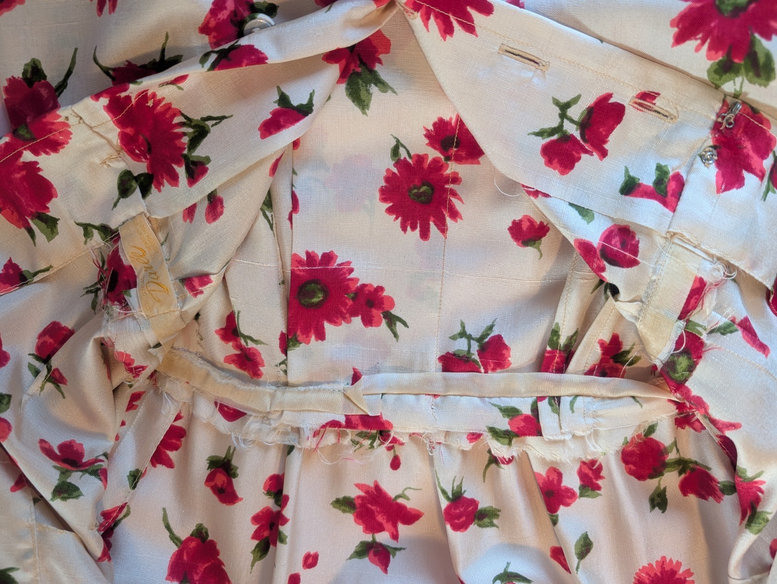 1950s 1960s Day Dress Red Floral Silky Fabric Covered Buttons Straight Skirt S/M