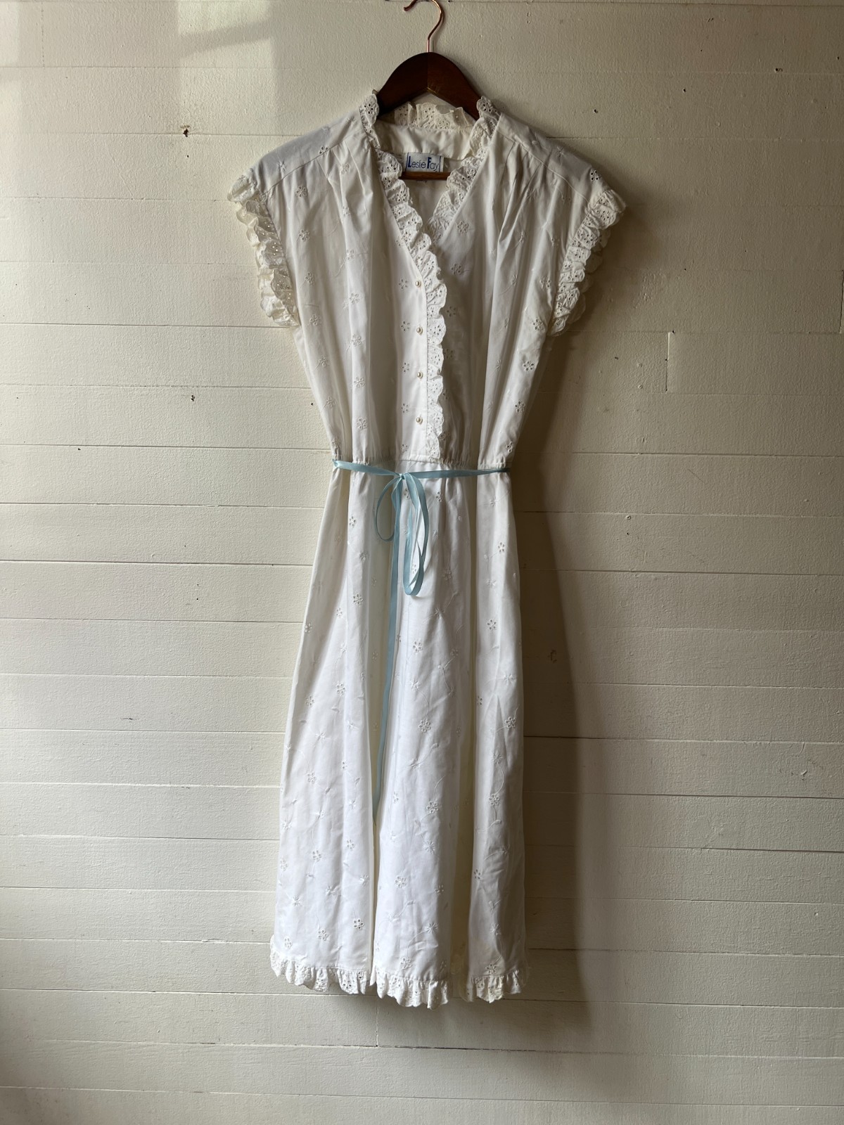 Vintage 1970s Leslie Fay White Eyelet Lace Bow Dress 42x37x47 AR FL