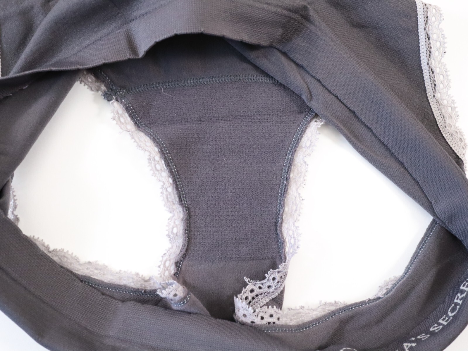 VTG 2011 Victoria’s Secret Seamless Ruffle Bikini Brief Panty Size LARGE