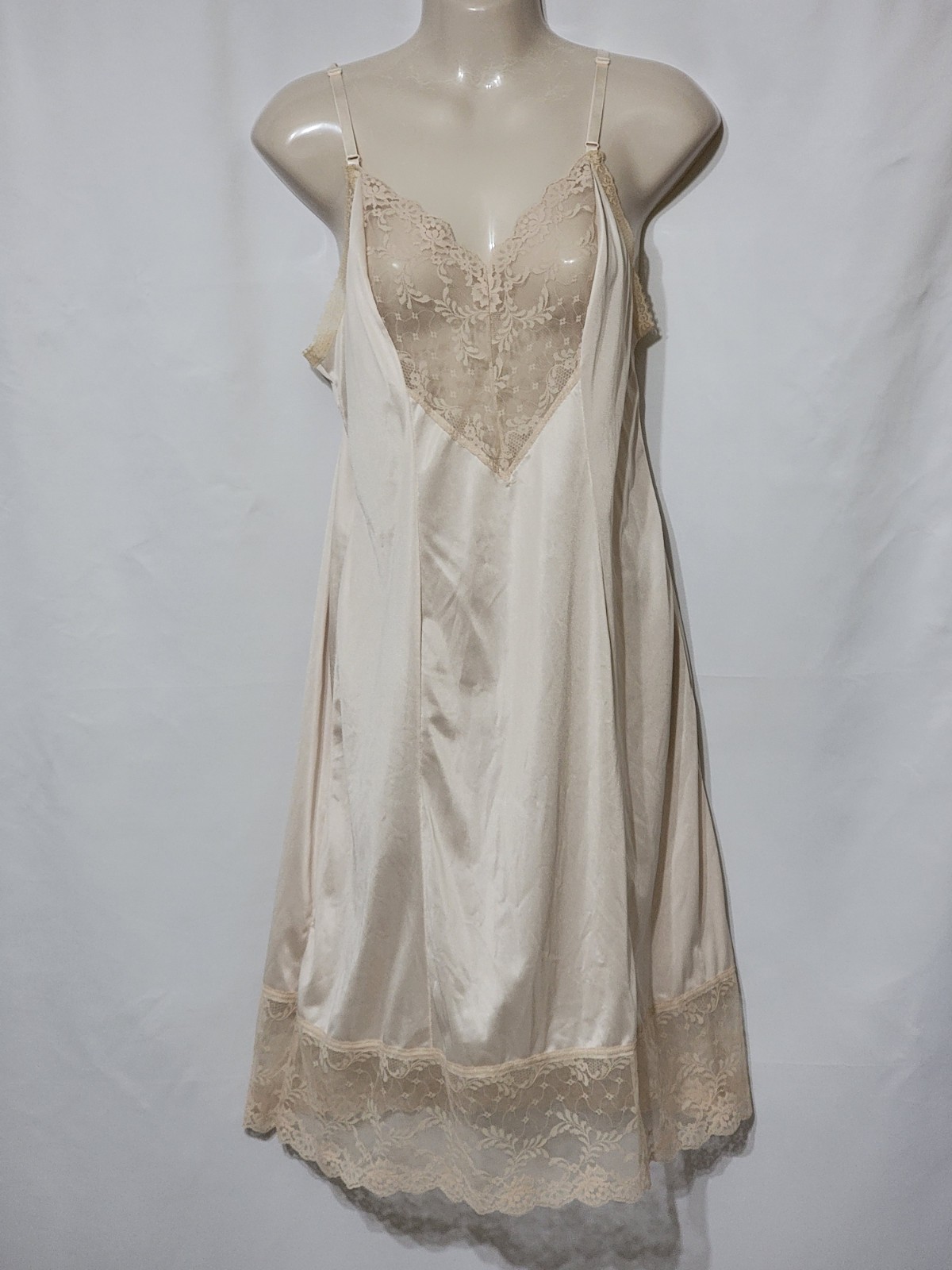 VINTAGE BODY LITES J.C.PENNEY 100% NYLON FULL SLIP SZ 36 USA MADE PINKISH BEIGE