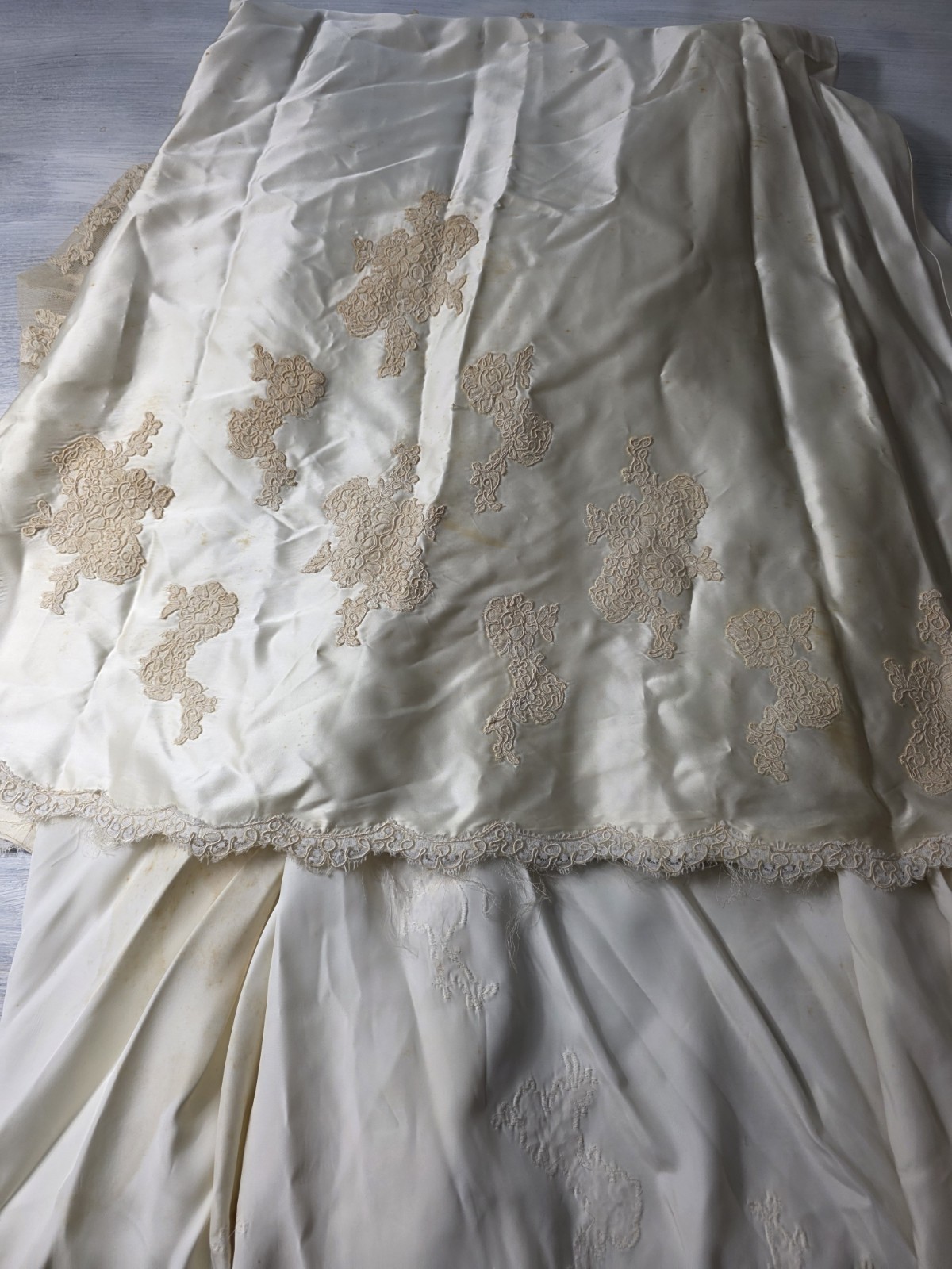 Vintage 1940s Bride Small Slipper Satin & Lace Wedding Dress Cathedral Train 40s