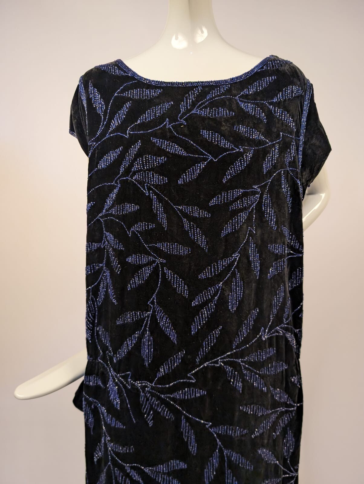 ELECTRIC BLUE GLASS BEAD FLAPPER 1920’S VELVET DRESS W LEAF PATTERN