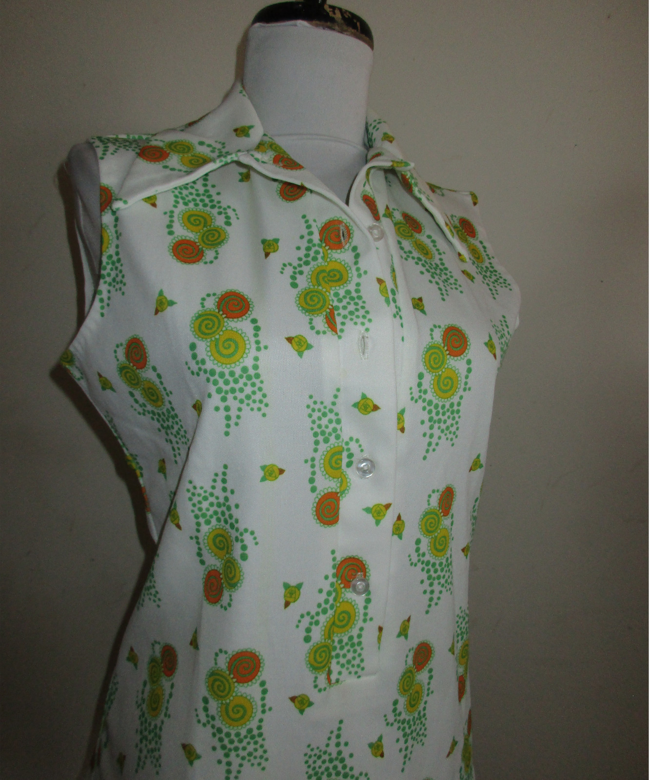 Vintage 1960’s Woman’s Mod Go-Go Retro Print Sleeveless Button Blouse Top Med