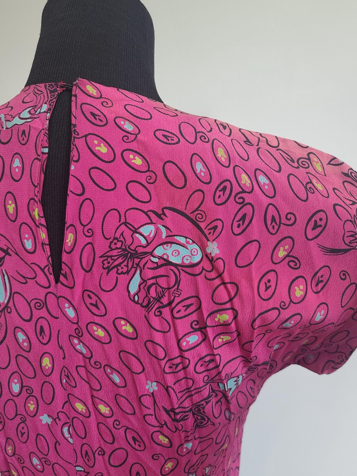 Vintage 1940s Genie Deer Animal Novelty Print Dress Pink Blue Rayon (Waist 27″)