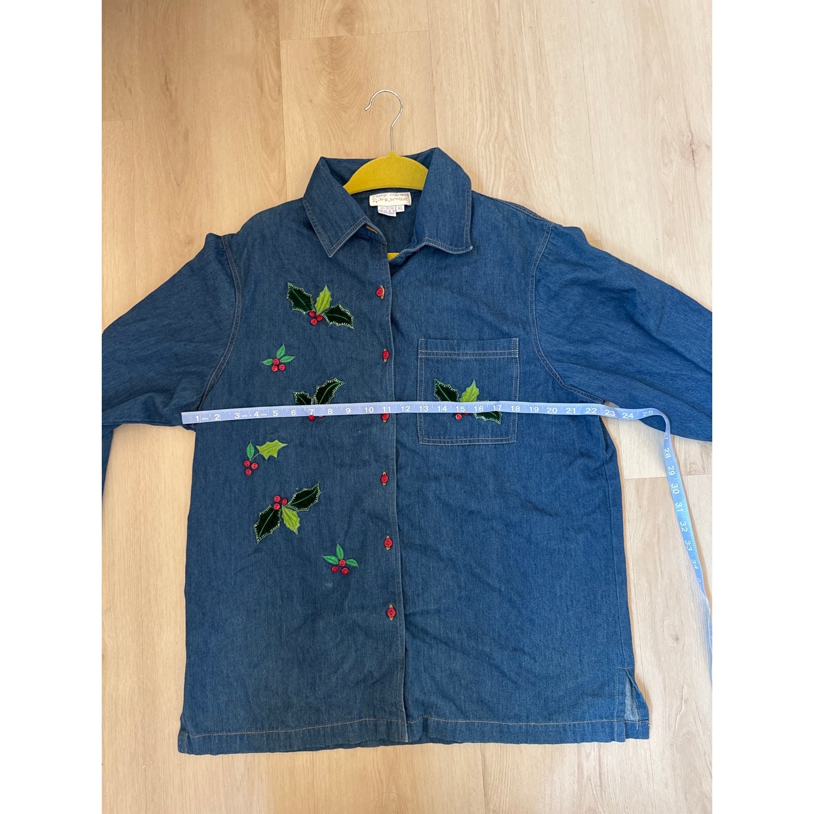 90s Vintage cottage core/grandma core Holiday Embroidered Denim Button Down