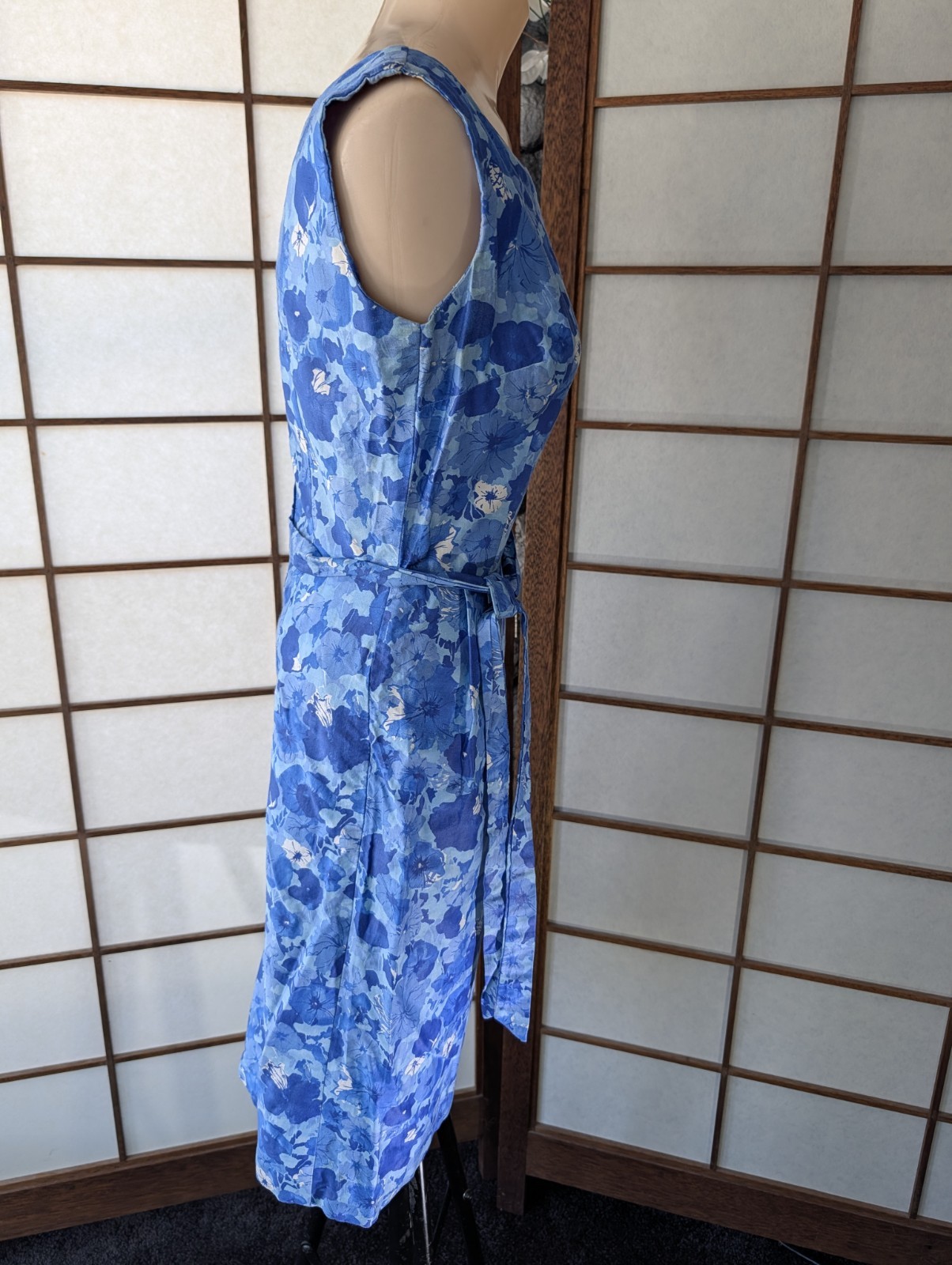 Vintage 60s Blue White Floral Wiggle Sheath Dress Sleeveless Knee Length Sz S/M