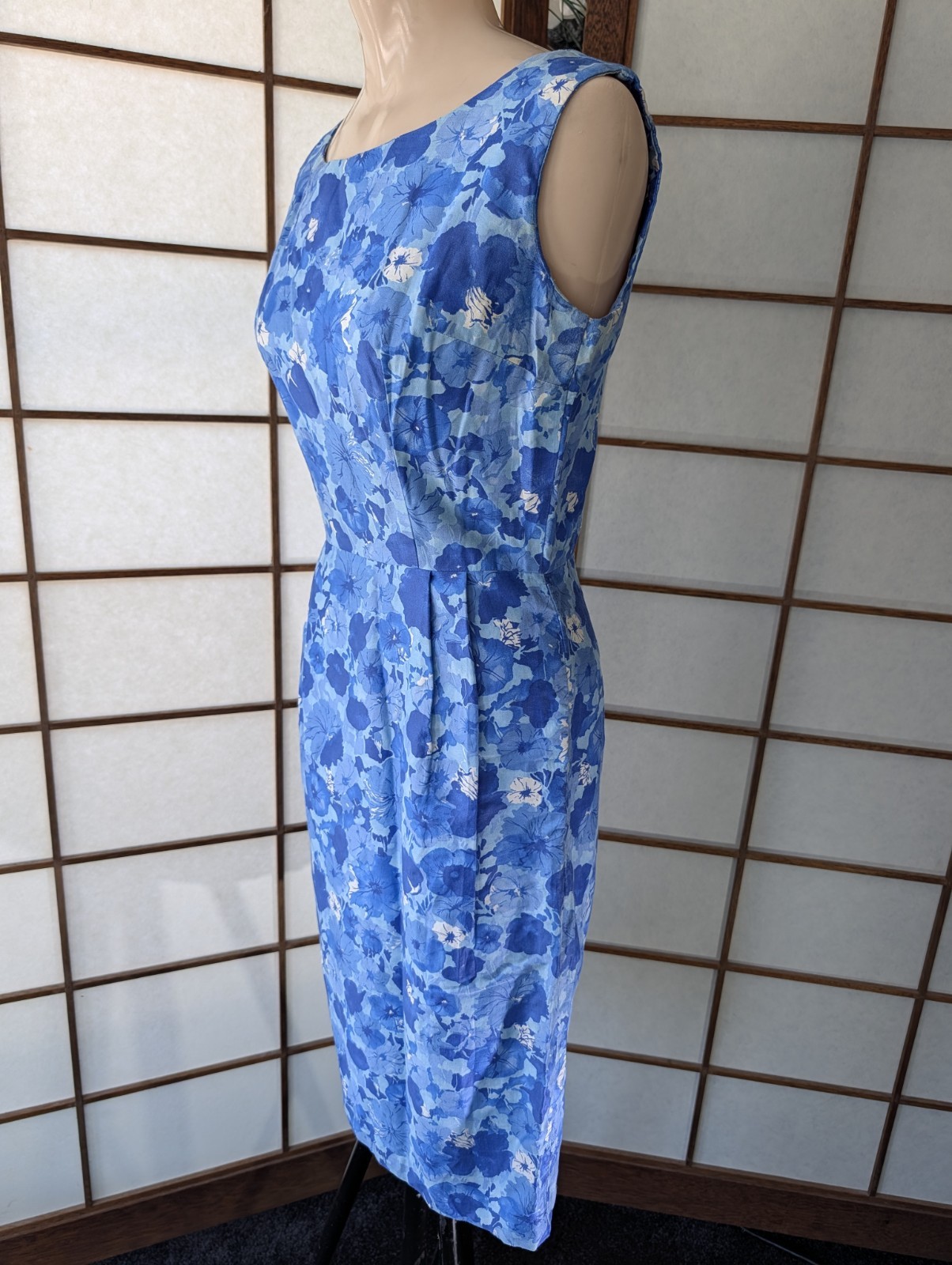 Vintage 60s Blue White Floral Wiggle Sheath Dress Sleeveless Knee Length Sz S/M