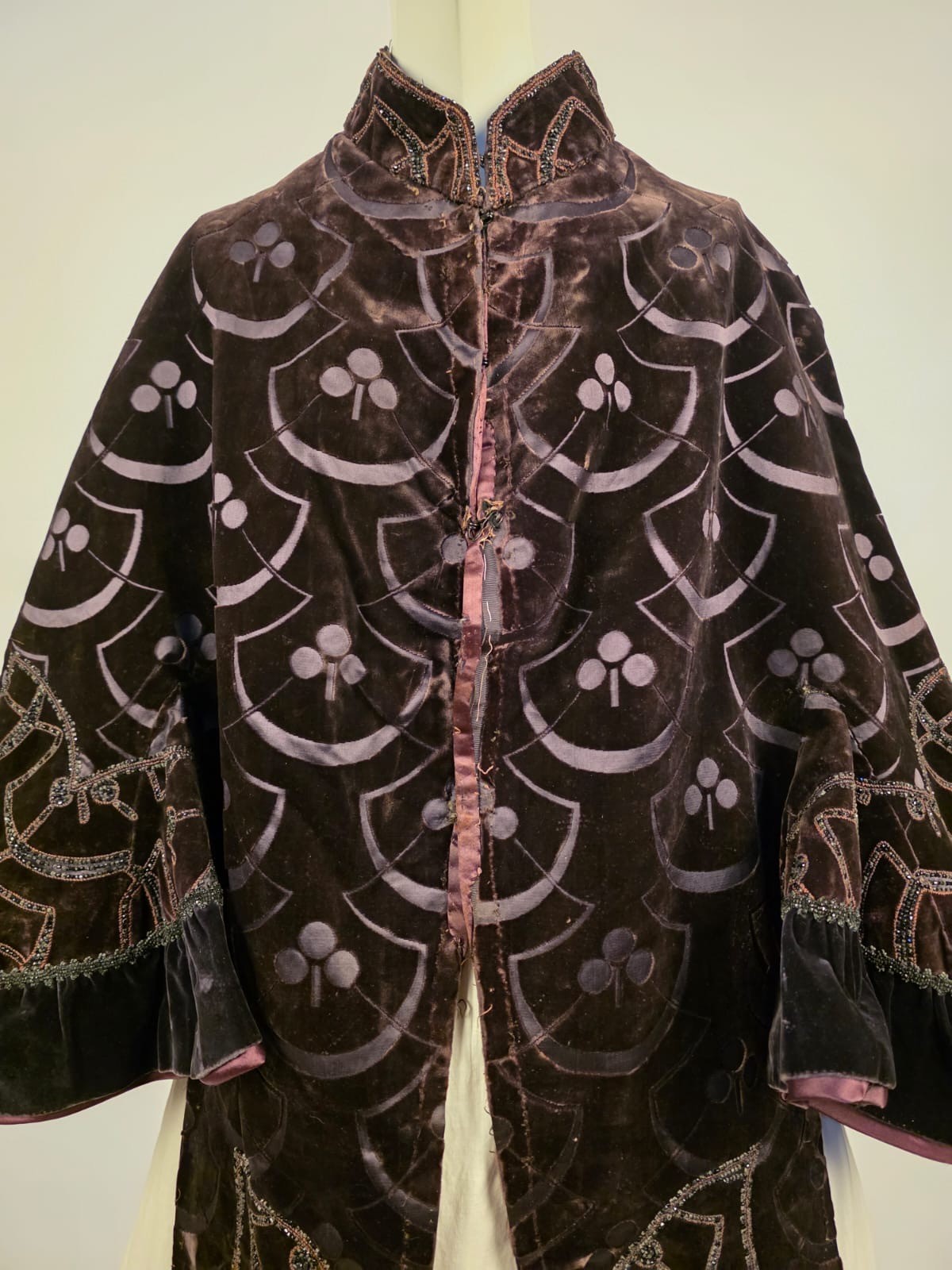 VICTORIAN FRENCH COUTURE EMILE PINGAT DEEP GRAPE DOLMAN CAPE W JET BEADING