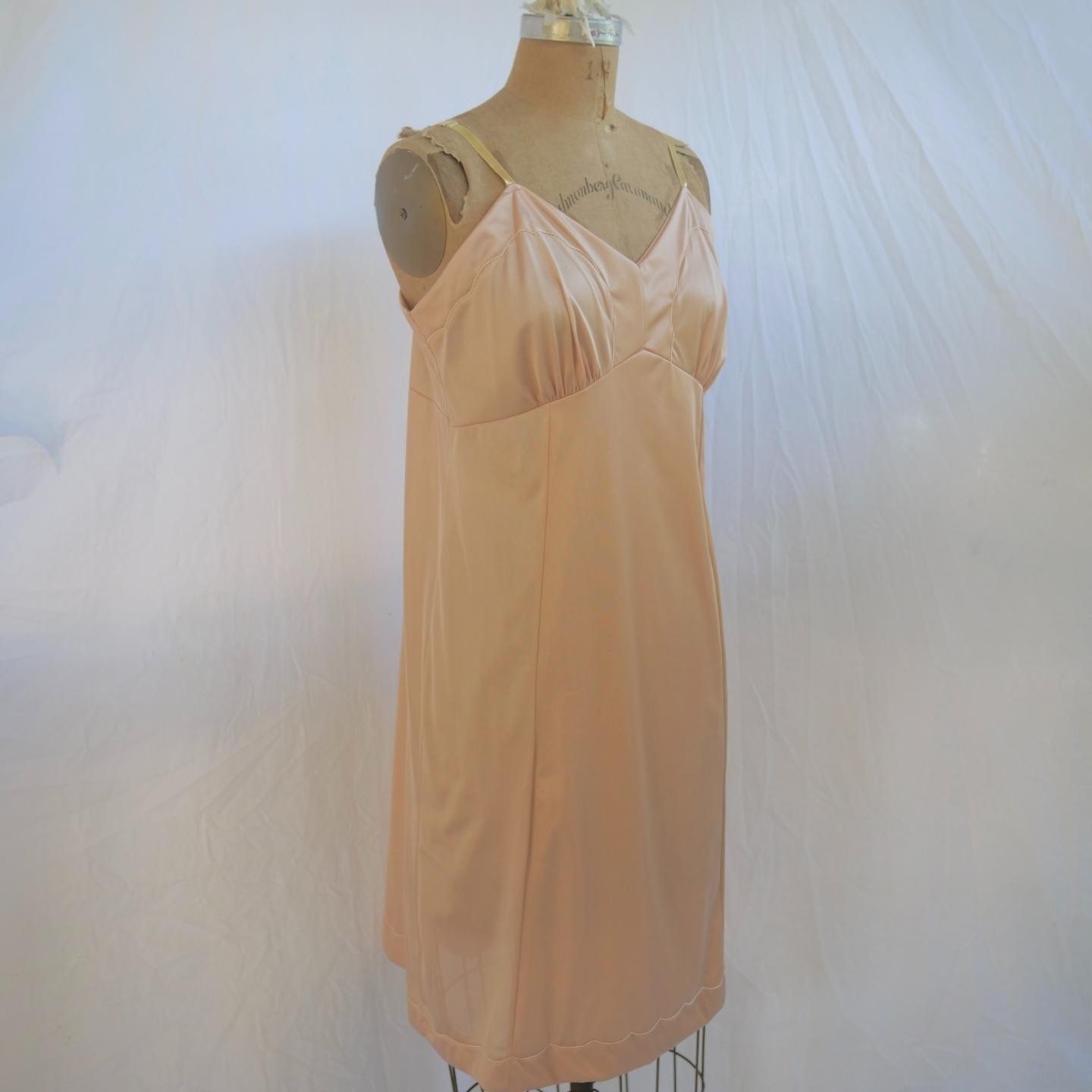 vtg WONDER MAID Nude Nylon Full Slip Dress Scalloped Embroidery USA Mod 36 M/L