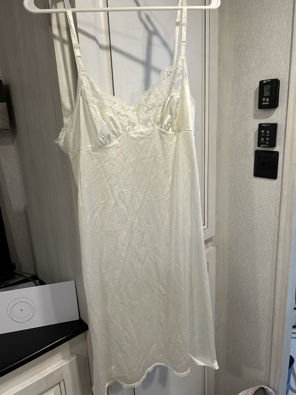 Vintage 10/105 Vassarette Lace Trim Full Slip Dress Ivory Nylon Size 38
