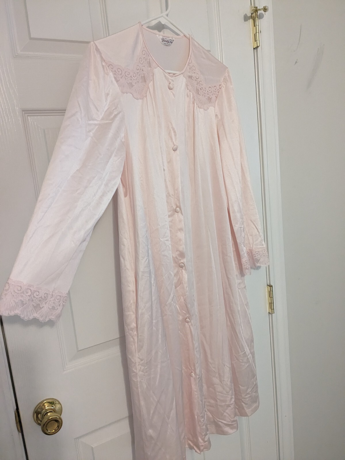 Vintage Vanity Fair Medium Pale Pink Housecoat W/Lace Pockets Covered Buttons