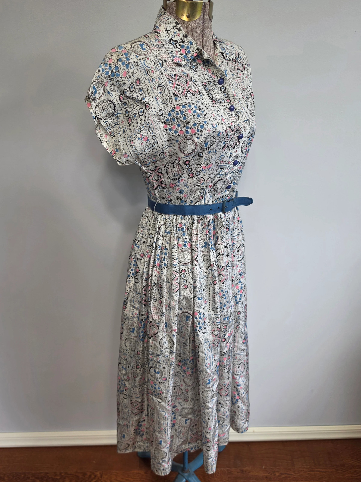 Vintage 1940s 1950s White Blue Pink Abstract Novelty Print Dress Animals Birds
